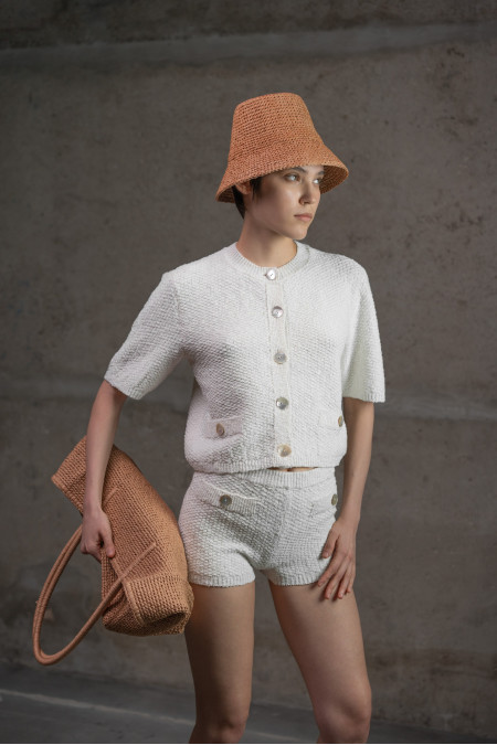 Укорочений трикотажний жакет з фактурної пряжі молочний