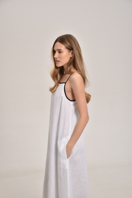 Лляна сукня з контрастними бретелями біла