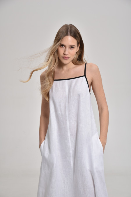 Лляна сукня з контрастними бретелями біла