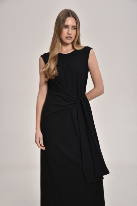 Сукня без рукавів з цільнокрійною зав’язкою на талії чорна