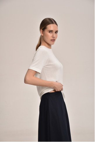 Базовый джемпер на короткий рукав молочный