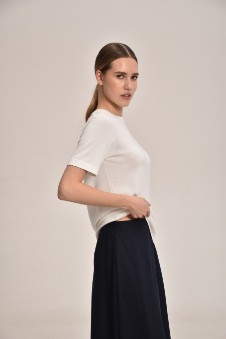 Базовий джемпер на короткий рукав молочний