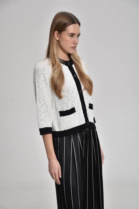Жакет з фактурної пряжі з контрастною каймою молочний-чорний