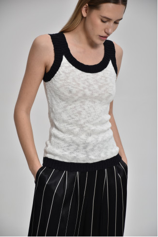Топ з фактурної пряжі з контрастною каймою молочний-чорний