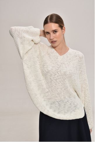 Джемпер з фактурної пряжі з V-подібним вирізом молочний