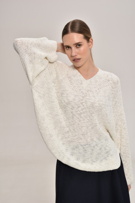 Джемпер з фактурної пряжі з V-подібним вирізом молочний