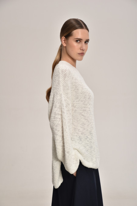 Джемпер з фактурної пряжі з V-подібним вирізом молочний