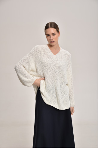 Джемпер з фактурної пряжі з V-подібним вирізом молочний