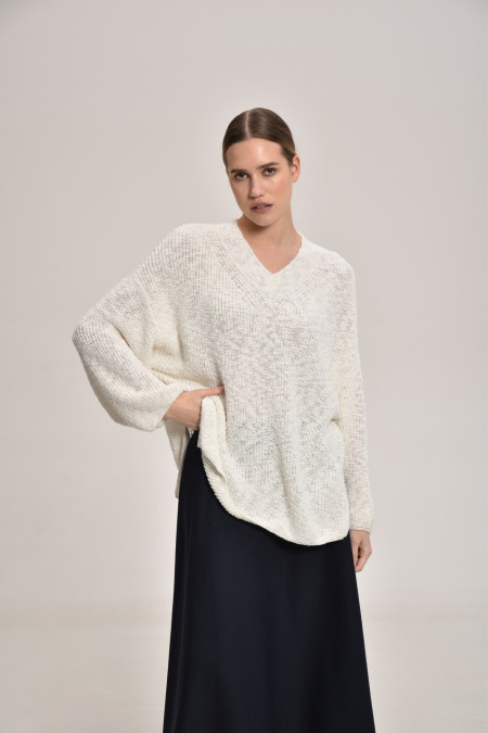 Джемпер з фактурної пряжі з V-подібним вирізом молочний