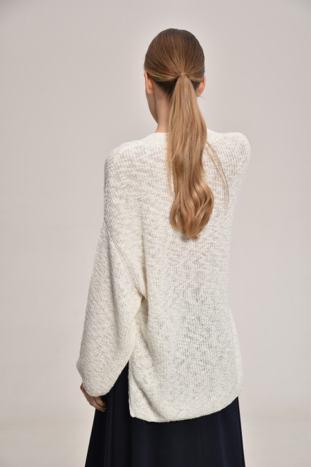 Джемпер з фактурної пряжі з V-подібним вирізом молочний