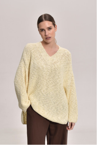 Джемпер из фактурной пряжи с V-образным вырезом светло-желтый