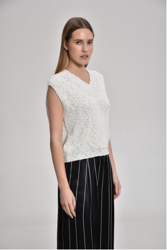Жилет з фактурної пряжі молочний