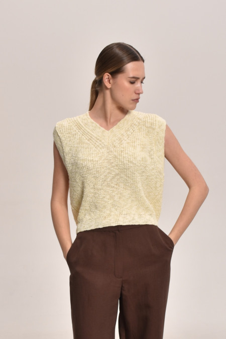 Жилет з фактурної пряжі світло-жовтий