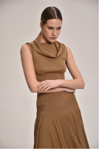 Топ з віскози з відворотом темно-бежевий