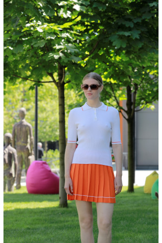Короткая юбка в складку оранжевая