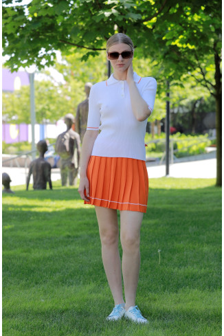 Короткая юбка в складку оранжевая