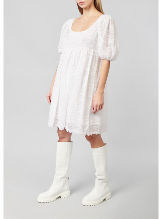 Мини-платье с пышными ажурными рукавами белое