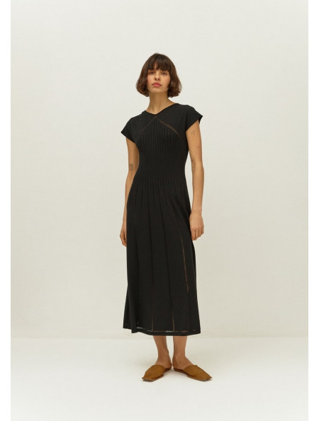 Міді-сукня з облягаючим ліфом чорна