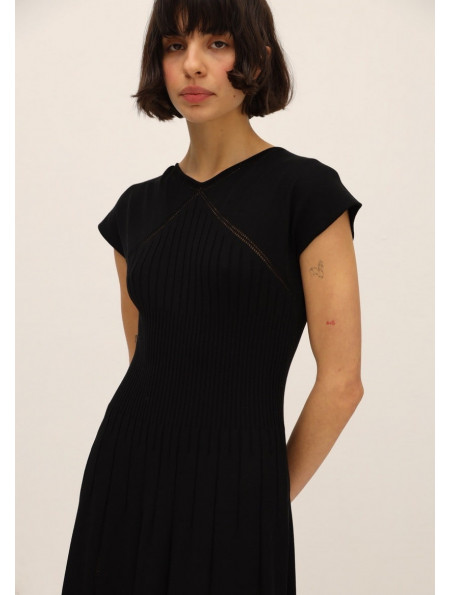 Міді-сукня з облягаючим ліфом чорна