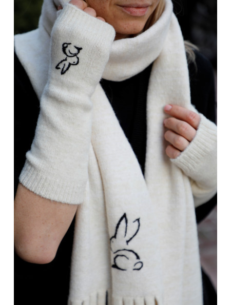 М'який шарф з вишивкою ручної роботи "Кролик" молочний