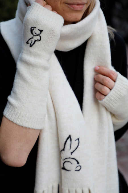М'який шарф з вишивкою ручної роботи "Кролик" молочний