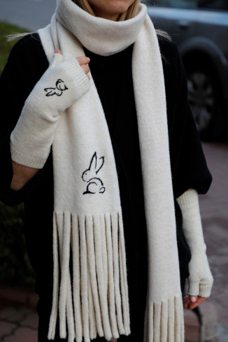 М'який шарф з вишивкою ручної роботи "Кролик" молочний