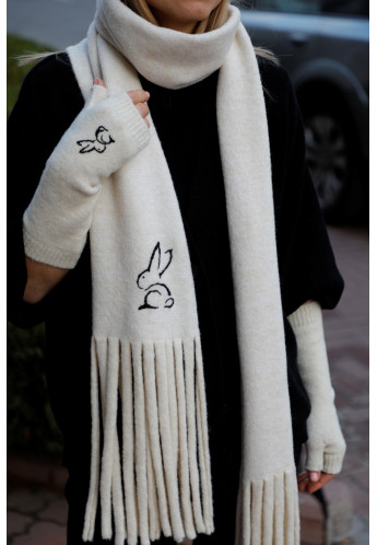 Мягкий шарф с вышивкой ручной работы "Кролик" молочный