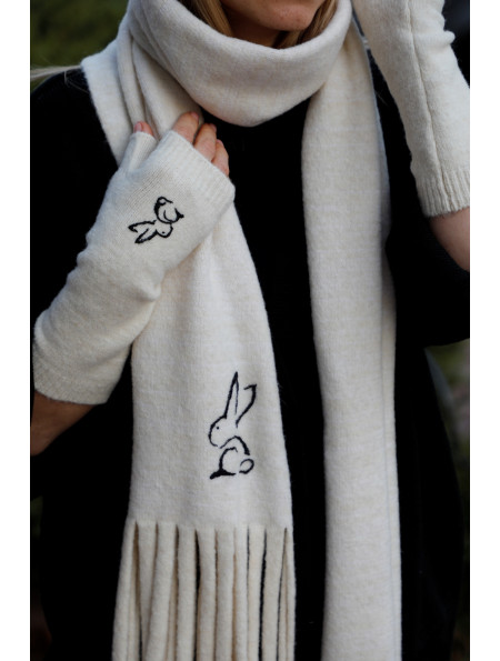 Мягкий шарф с вышивкой ручной работы "Кролик" молочный
