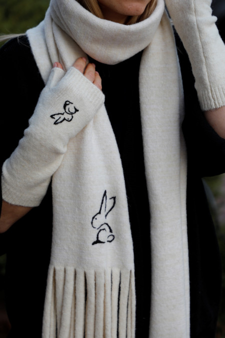 М'який шарф з вишивкою ручної роботи "Кролик" молочний
